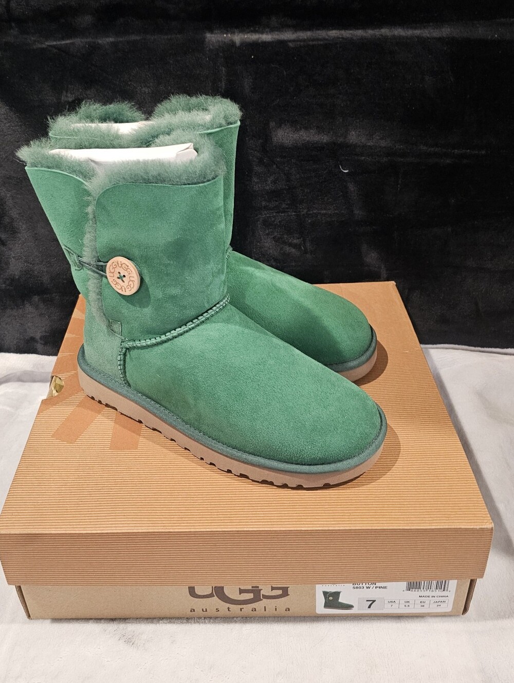 UGG Classic Short Bailwy Button Boot in Green- Size 7